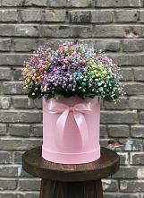 Цветочная композиция из Гипсофила и Розы в шляпной коробке в Новогуровском