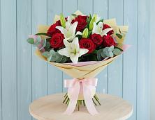 Букет цветов из:  Лилии и Розы в Новогуровском