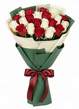 Букет Микс из красных и белых роз в Новогуровском