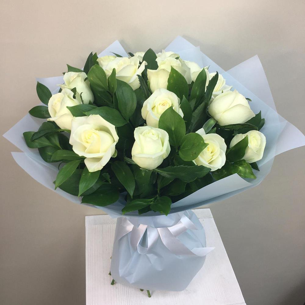 Букет 15 Белых роз Проуд в Новогуровском