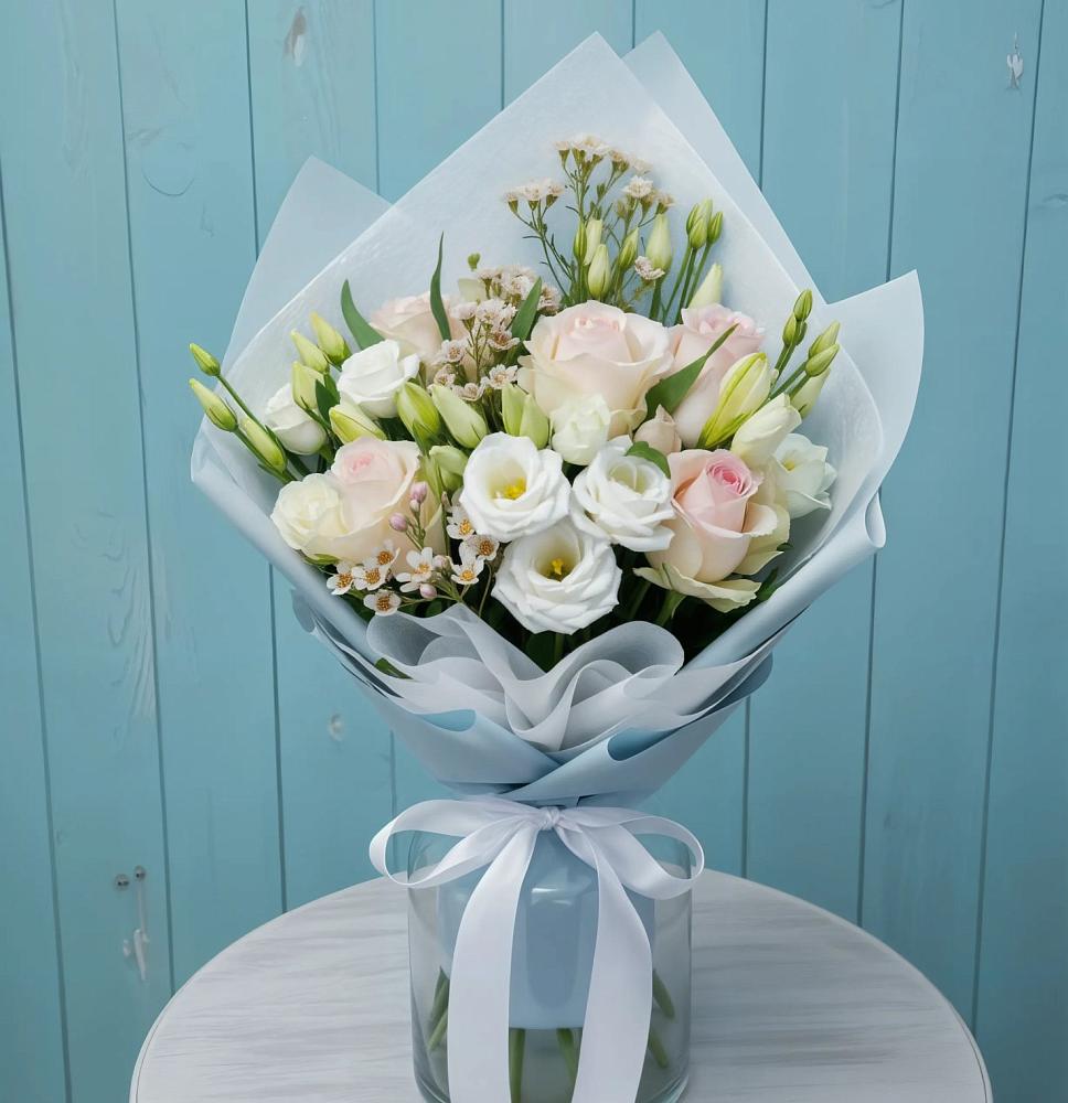 Букет цветов из: Розы и Лизиантусы в Новогуровском