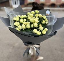 Букет Белые кустовые розы Солинеро в Новогуровском