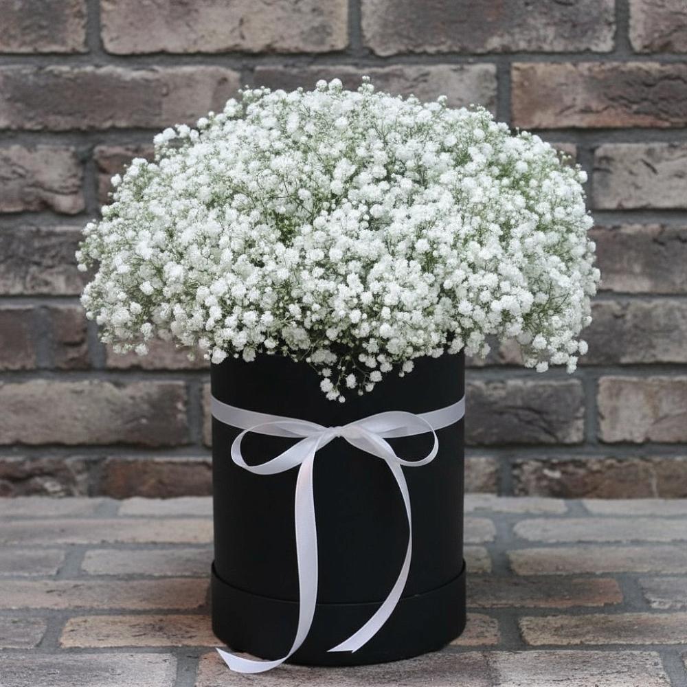 Цветочная композиция из Гипсофила в шляпной коробке в Новогуровском