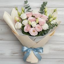 Букет цветов из:  Лизиантусы в Новогуровском