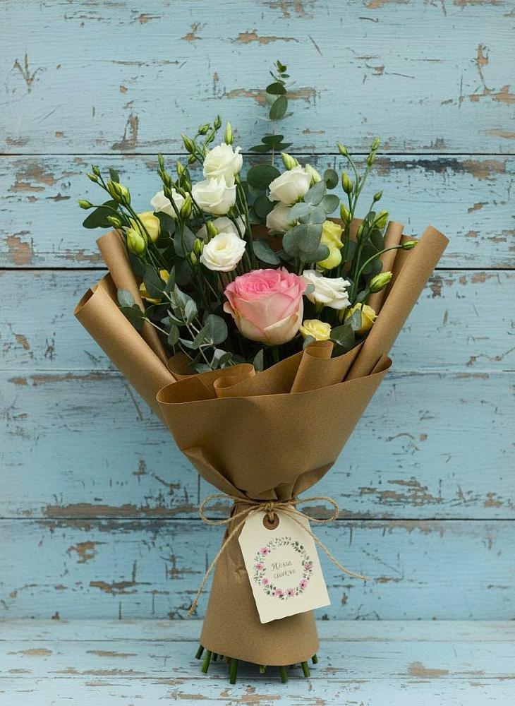 Букет цветов из: Розы и Лизиантусы в Новогуровском