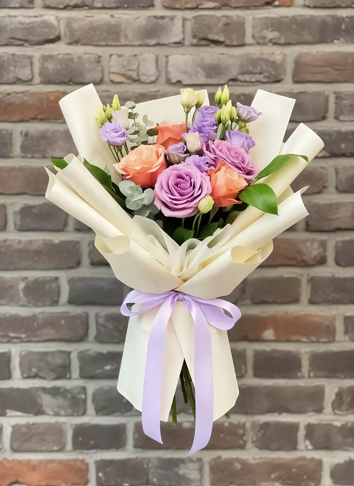 Букет цветов из: Лизиантусы и Розы в Новогуровском