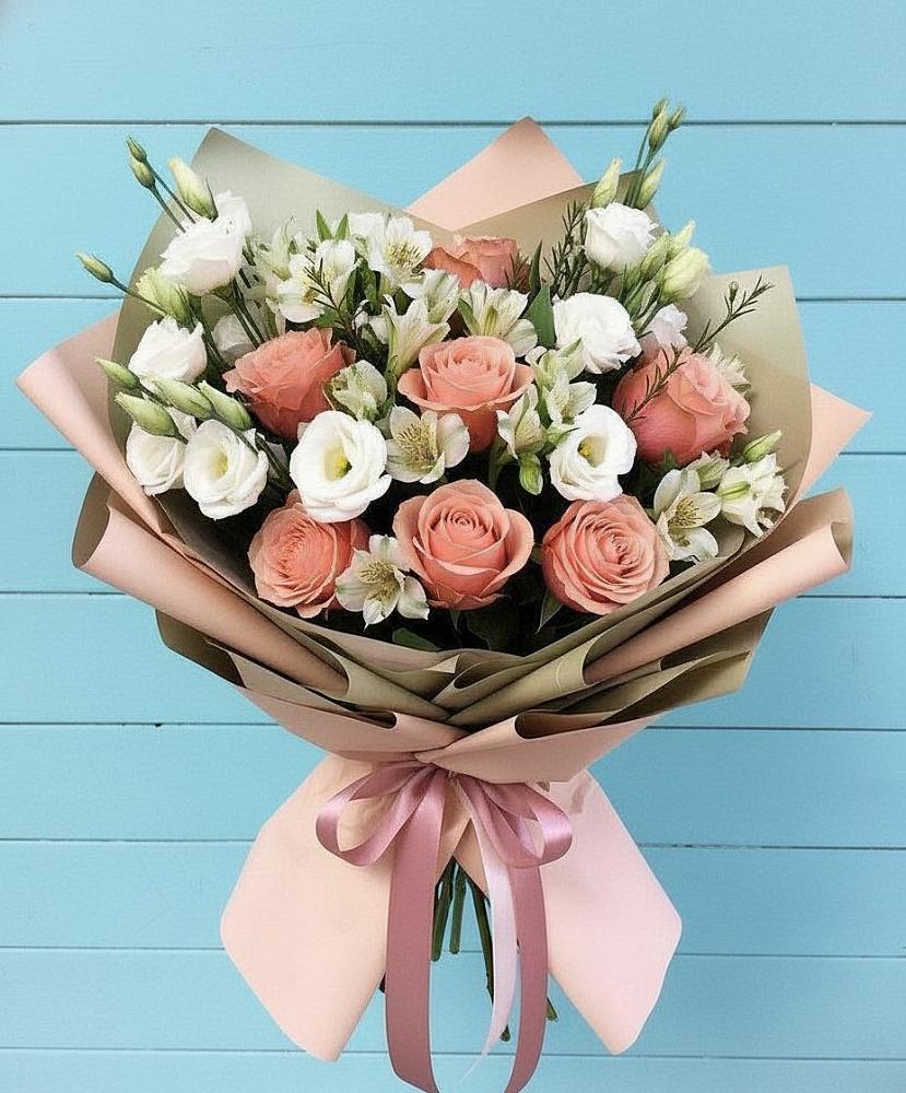 Букет цветов из: Розы, Альстромерии и Лизиантусы в Новогуровском