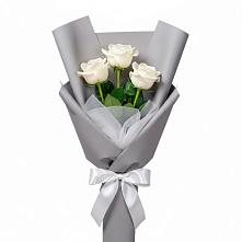 Букет 3 белые розы в Новогуровском