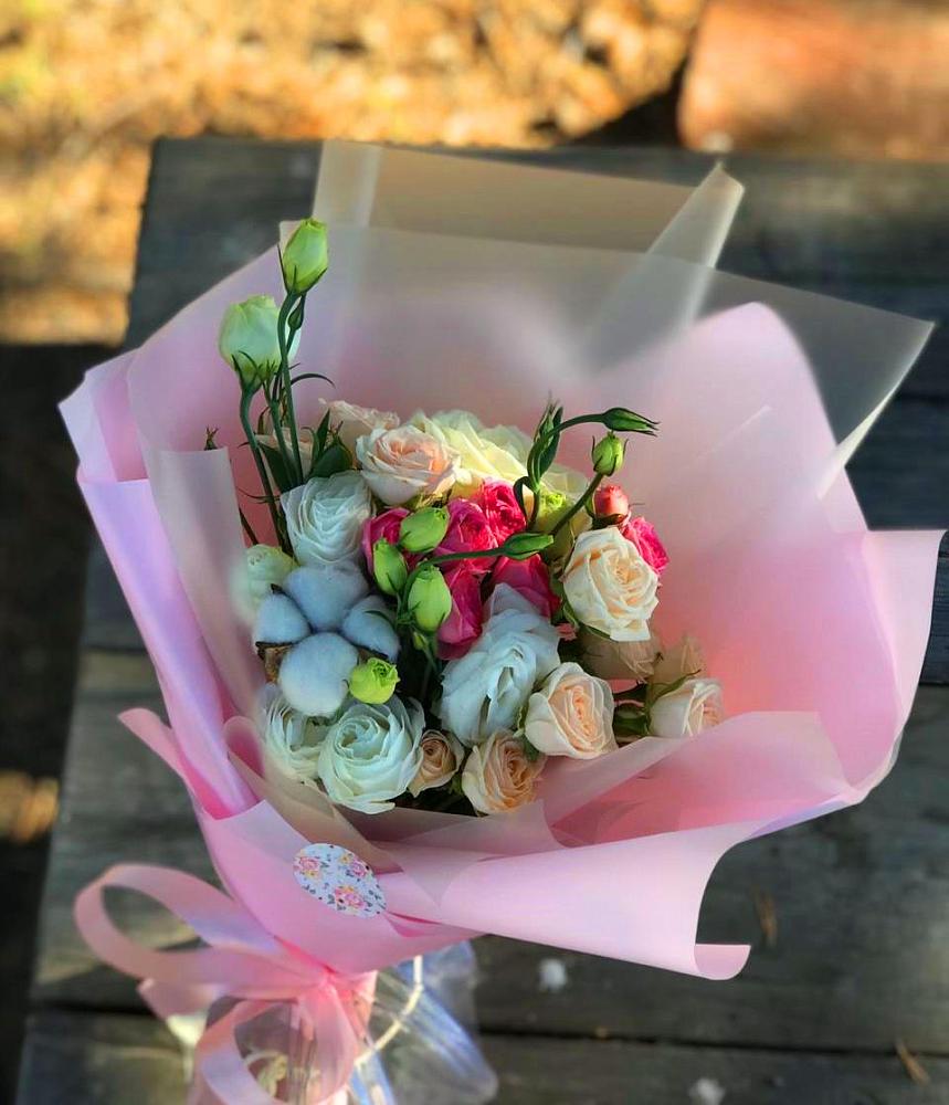 Букет цветов из: Розы и Лизиантусы в Новогуровском