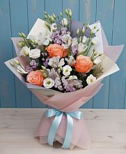 Букет цветов из:  Лизиантусы, Розы, Альстромерии и Гипсофила в Новогуровском