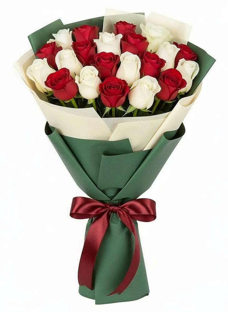 Букет Микс из красных и белых роз в Новогуровском