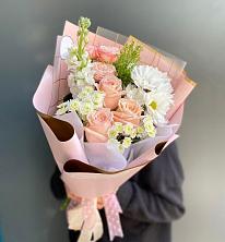 Букет цветов из:  Хризантемы и Розы в Новогуровском