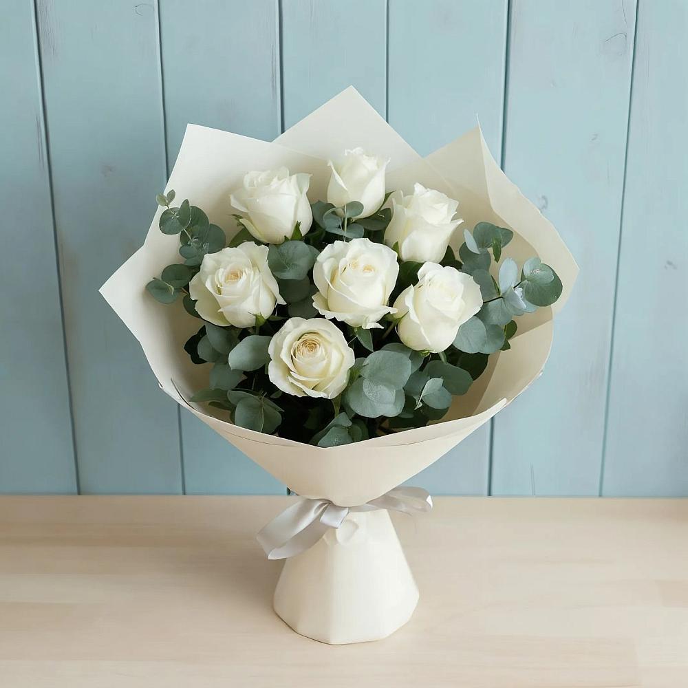 Букет Белые розы в Эвкалипте в Новогуровском