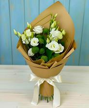 Букет цветов из:  Хризантемы и Лизиантусы в Новогуровском