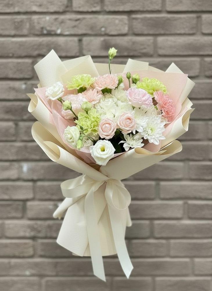 Букет цветов из: Гвоздики, Розы, Лизиантусы и Хризантемы в Новогуровском