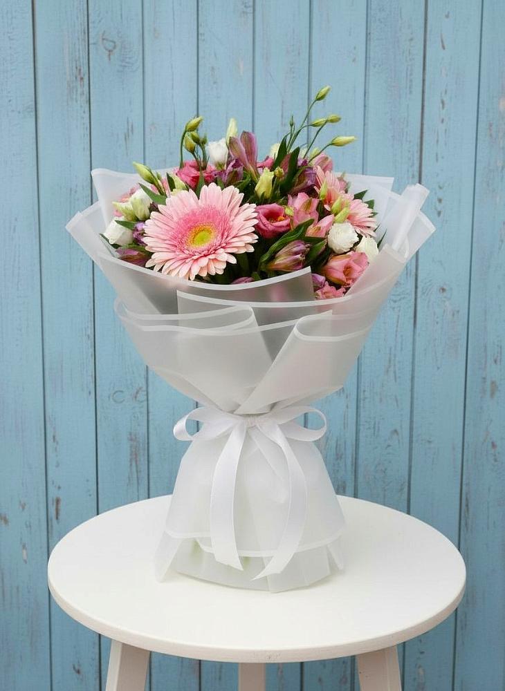 Букет цветов из: Герберы, Альстромерии и Лизиантусы в Новогуровском