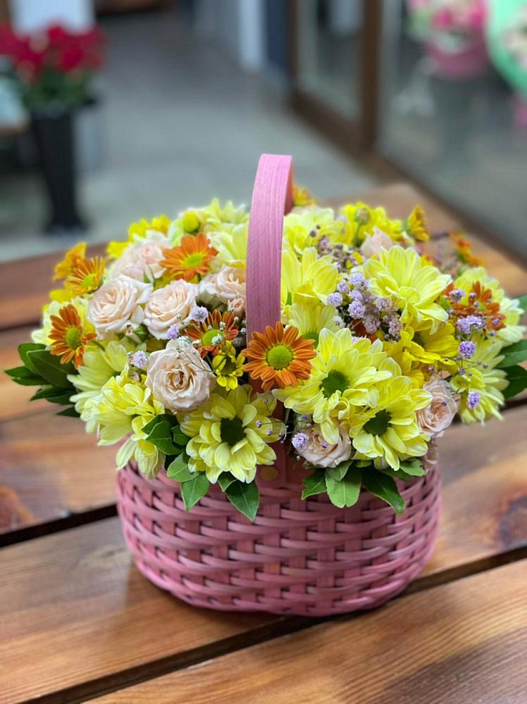 Цветочная композиция из Хризантемы и Розы в корзине в Новогуровском