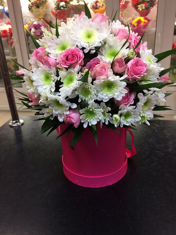 Цветочная композиция из Розы и Хризантемы в шляпной коробке в Новогуровском