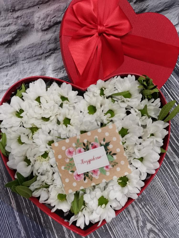 Цветочная композиция из Хризантемы в виде сердца в Новогуровском