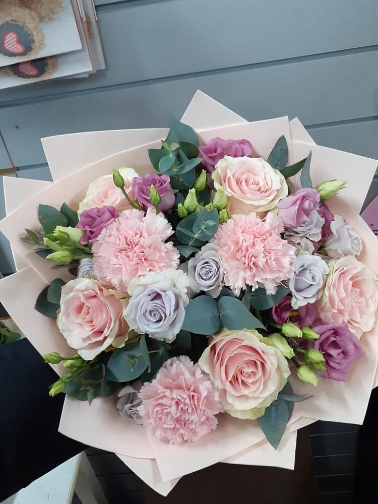 Букет цветов из: Розы, Гвоздики и Лизиантусы в Новогуровском