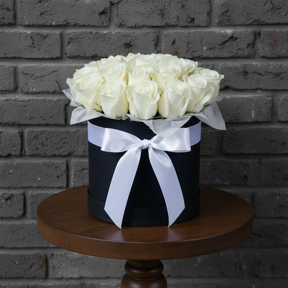 Цветочная композиция из Розы в шляпной коробке в Новогуровском