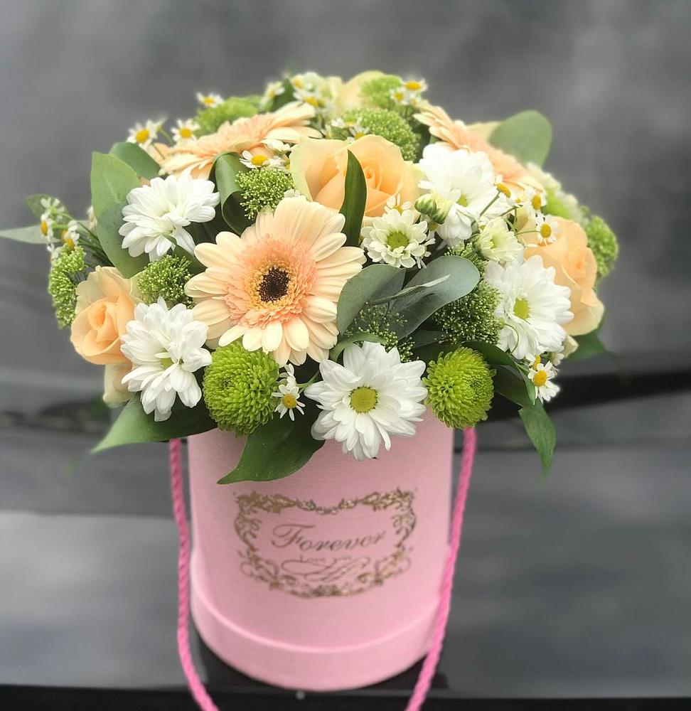 Цветочная композиция из Розы, Герберы и Хризантемы в шляпной коробке в Новогуровском