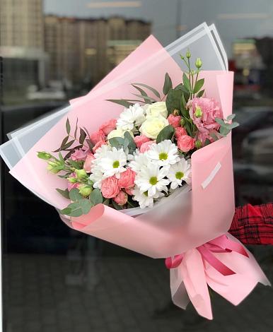 Букет цветов из: Розы, Лизиантусы и Хризантемы в Новогуровском