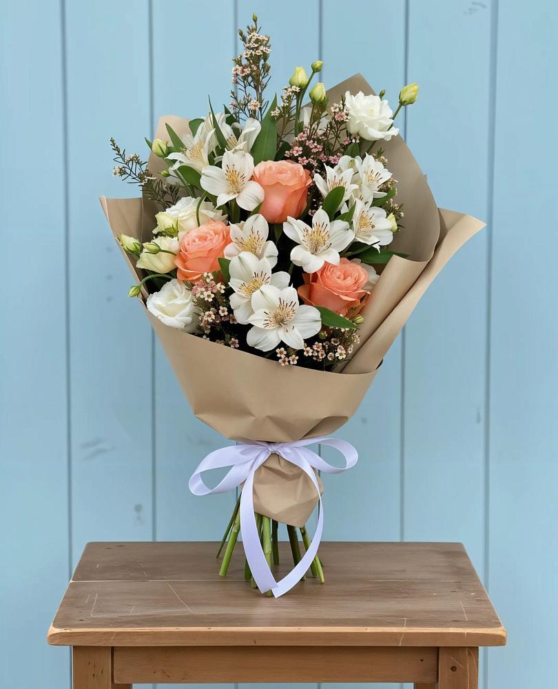 Букет цветов из: Альстромерии, Лизиантусы, Розы и Хризантемы в Новогуровском