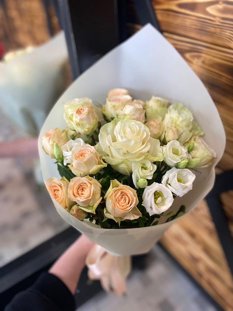 Букет цветов из: Розы и Лизиантусы в Новогуровском