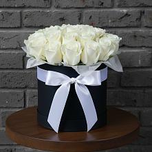 Цветочная композиция из Розы в шляпной коробке в Новогуровском