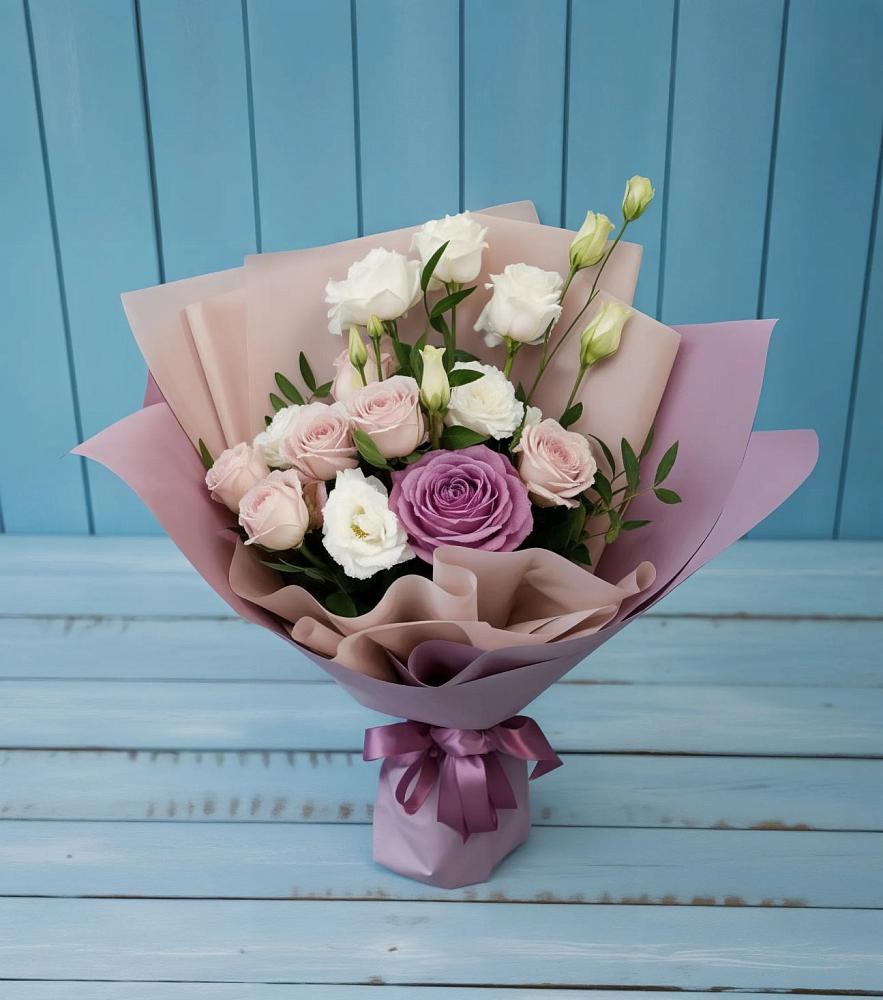 Букет цветов из: Розы и Лизиантусы в Новогуровском